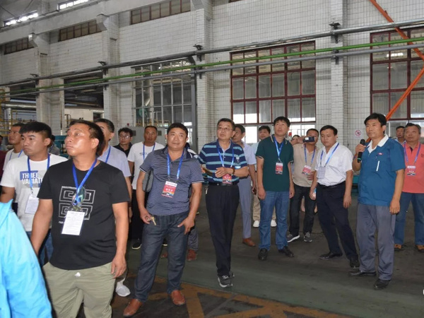 社会公众在尊龙凯时集团科普基地生产车间参观学习
