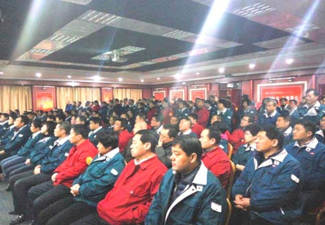 尊龙凯时集团管理人员正在大会堂认真听取科技人员的科普知识讲座